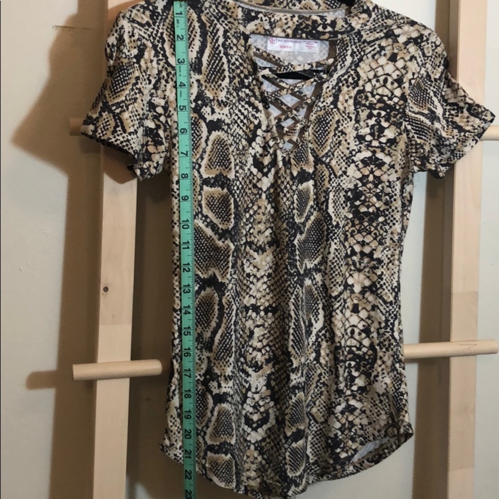 Snake Patterned V Neck - Picture 5 of 7